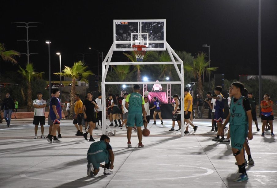 Jóvenes en cancha de básquetbol