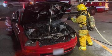 Bombero apagando incendio vehicular