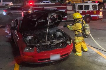 Bombero apagando incendio vehicular