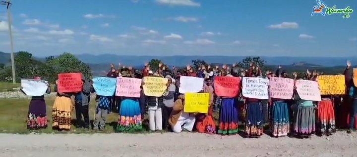 Comunidad wixárika protestando