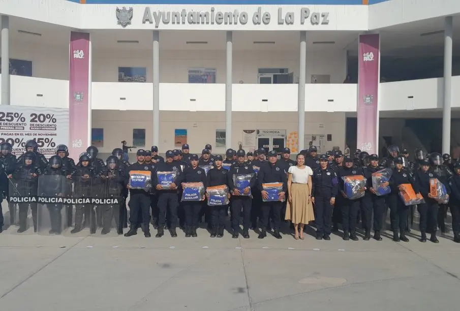 Milena Quiroga entrega uniformes y equipo antimotines a policías de La Paz