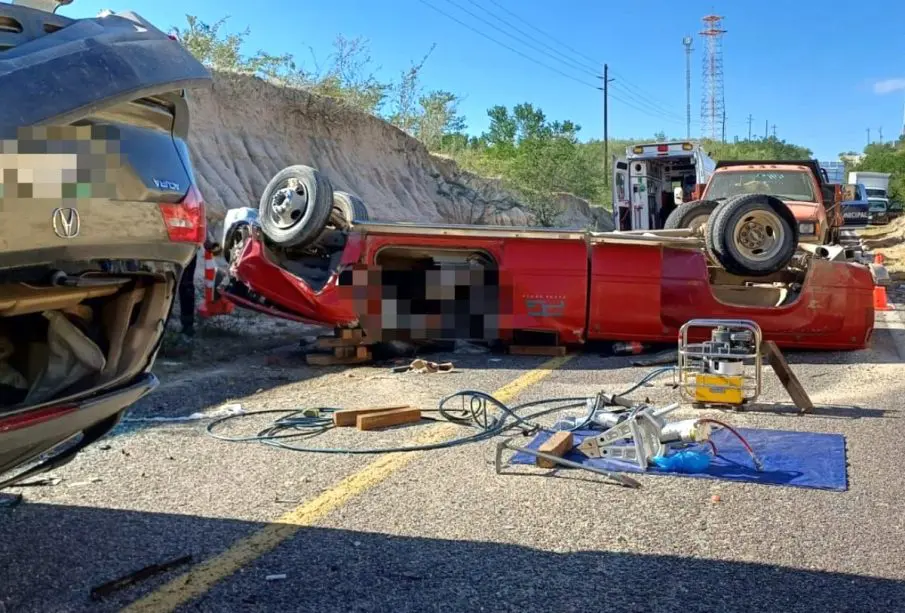 Vehículos en la escena de un accidente vial en Los Cabos