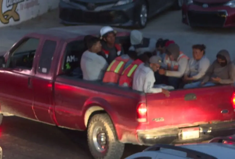 Personas en "carros sardina"