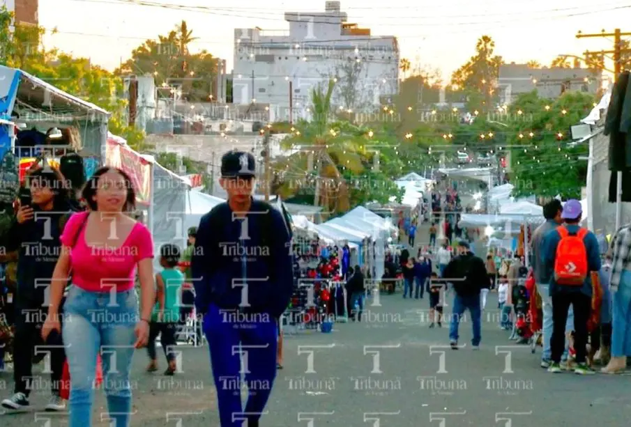 Personas comprando en el Tianguis Navideño