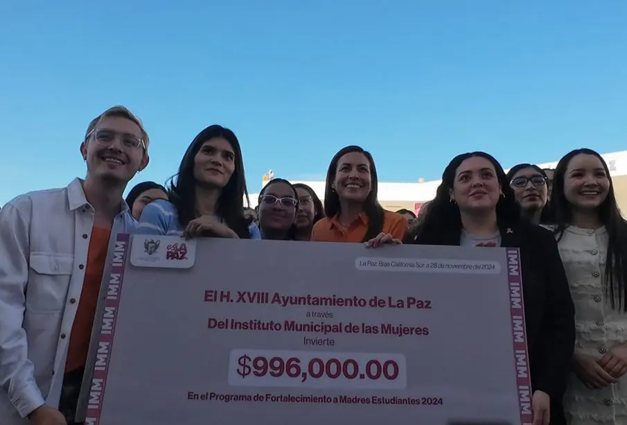 La presidenta municipal de La Paz, Milena Quiroga, en conjunto con el Instituto Municipal de las Mujeres, entregó apoyo a madres estudiantes