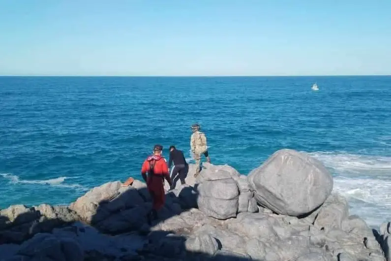 Buscan cuerpo de hombre que cayó al mar en Playa La Escondida