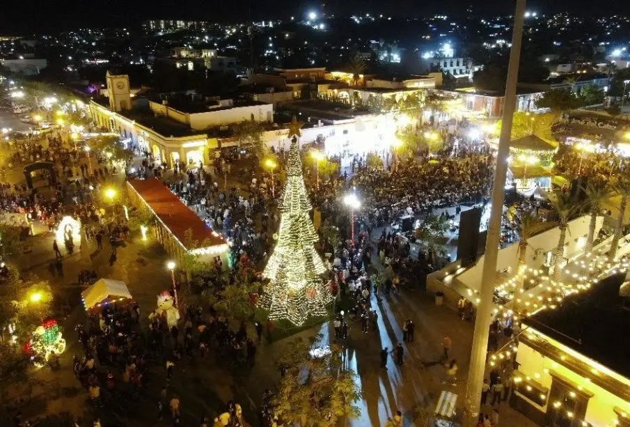 Los Cabos se ilumina con la magia navideña, Encienden el árbol