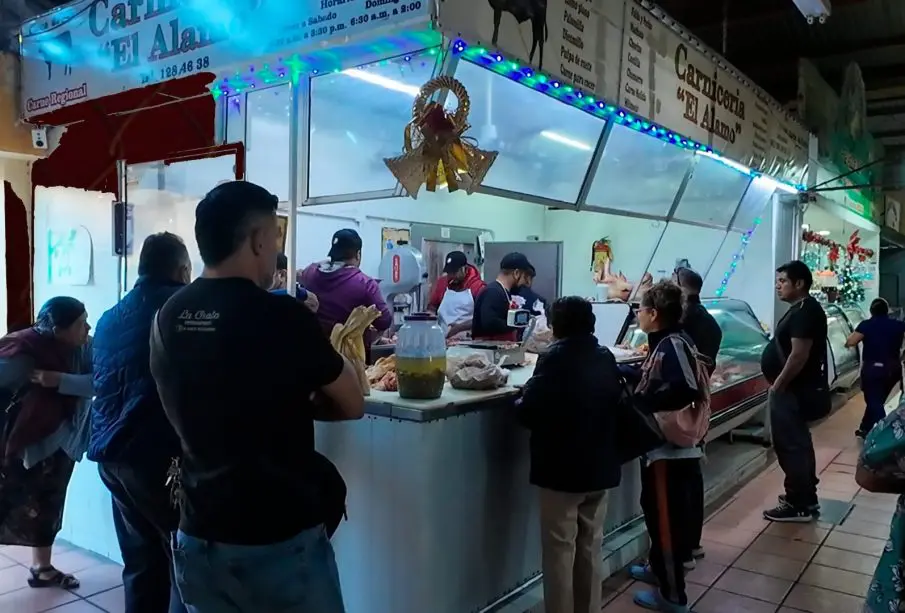 Fila de clientes en carnicera de La Paz