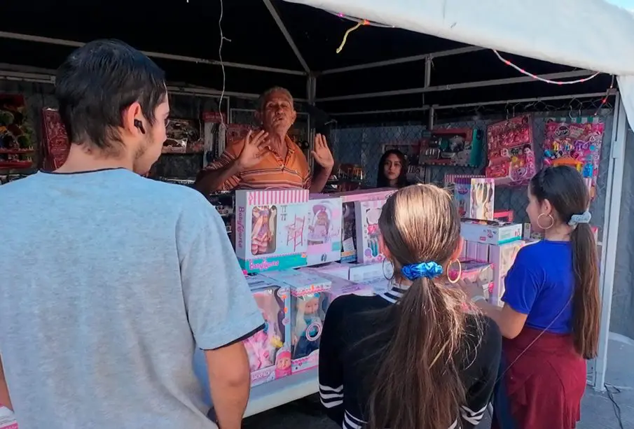 Infancias paceñas en el tianguis navideño