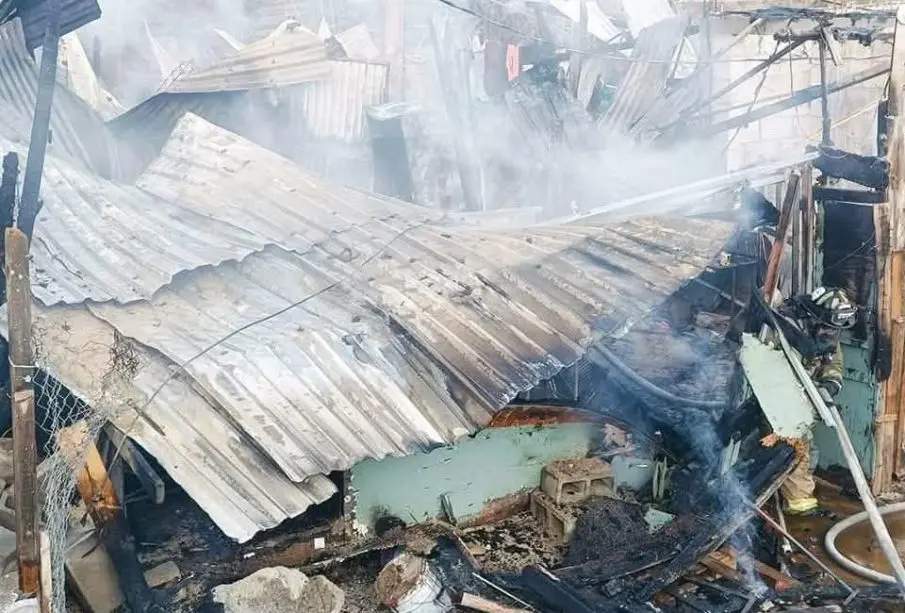 Incendio consume vivienda en Tierra y Libertad.