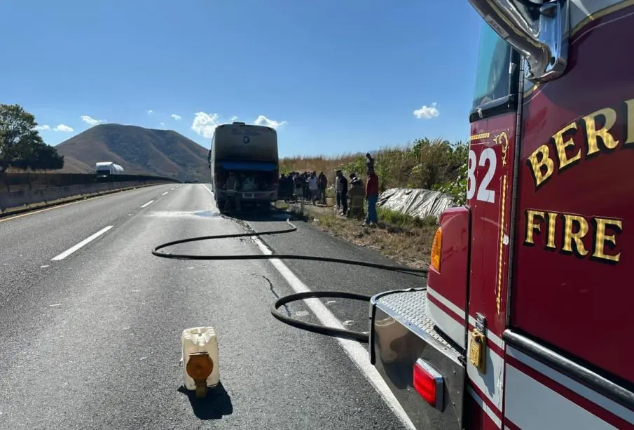 Pasajeros de Tijuana se llevaron un susto, autobús se incendió