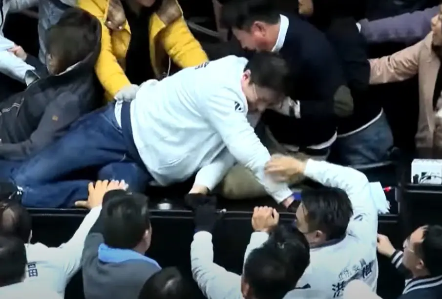 Tremenda bronca entre diputados en Taiwán (Video)