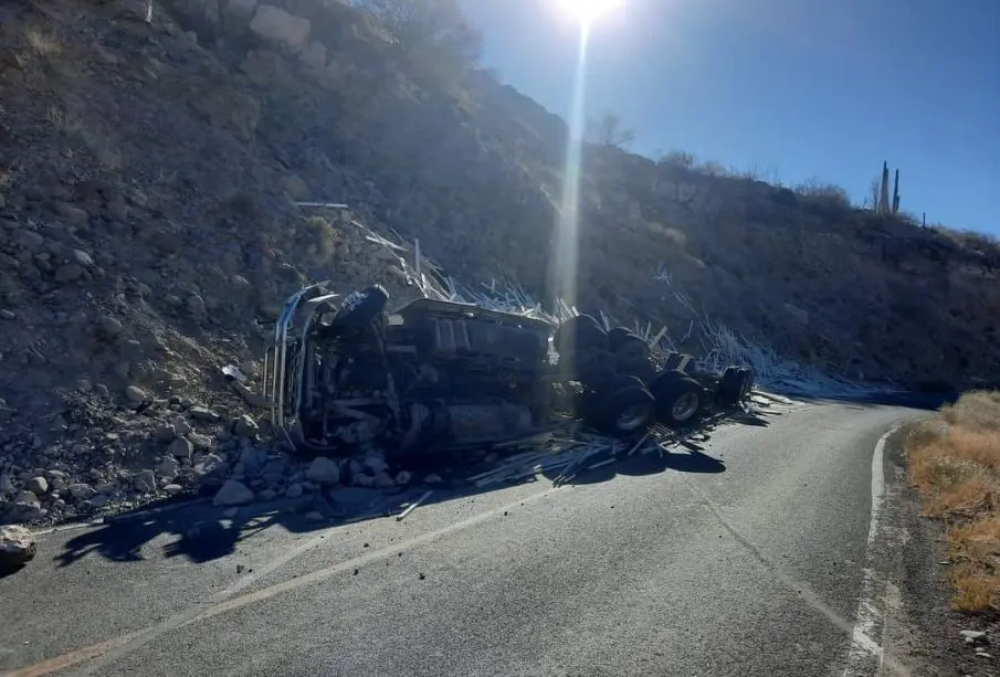 Tráiler volcó en la conocida Cuesta del Infierno