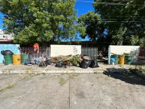 acumulación de basura cerca del plantel