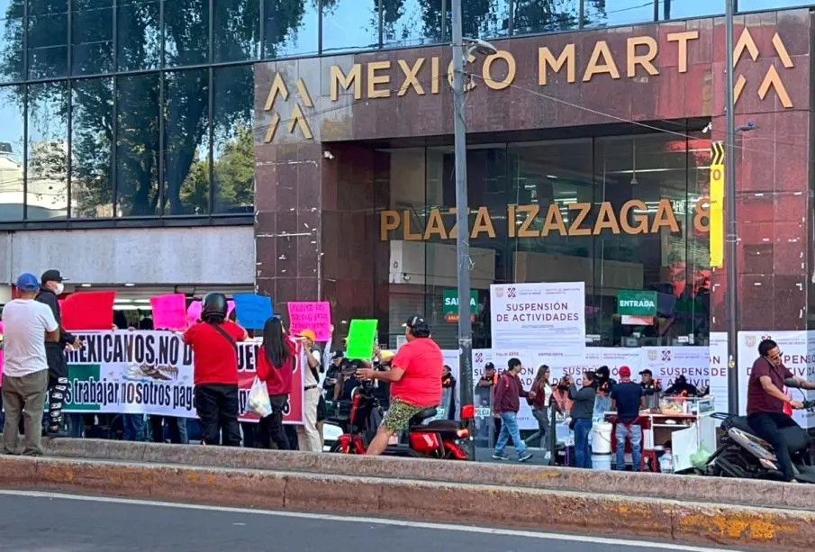 Comerciantes protestan en Plaza Izazaga