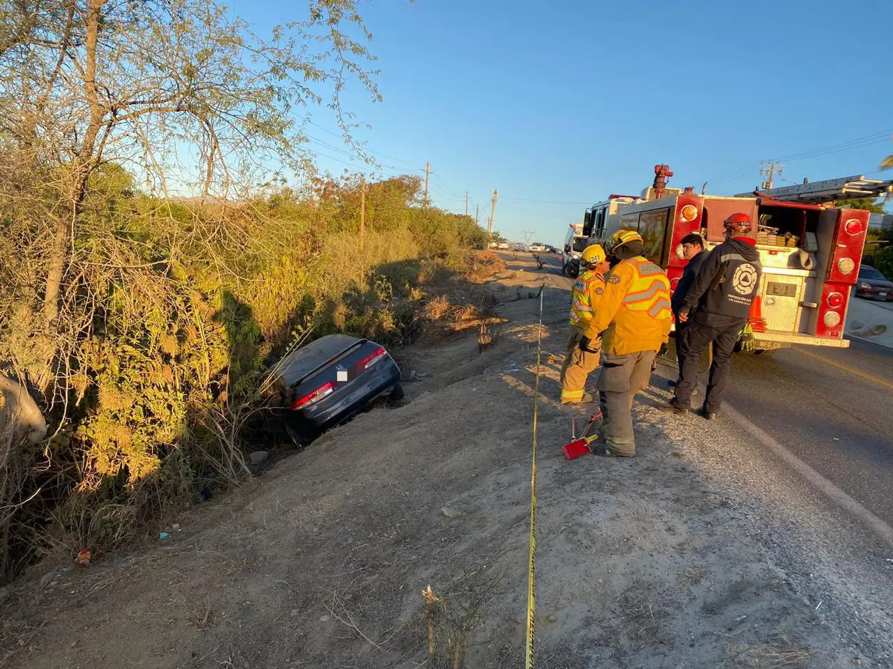 Bomberos de San José del Cabo atendió un accidente vehicular tipo choque en la carretera Transpeninsular, a la altura de Santa Anita.