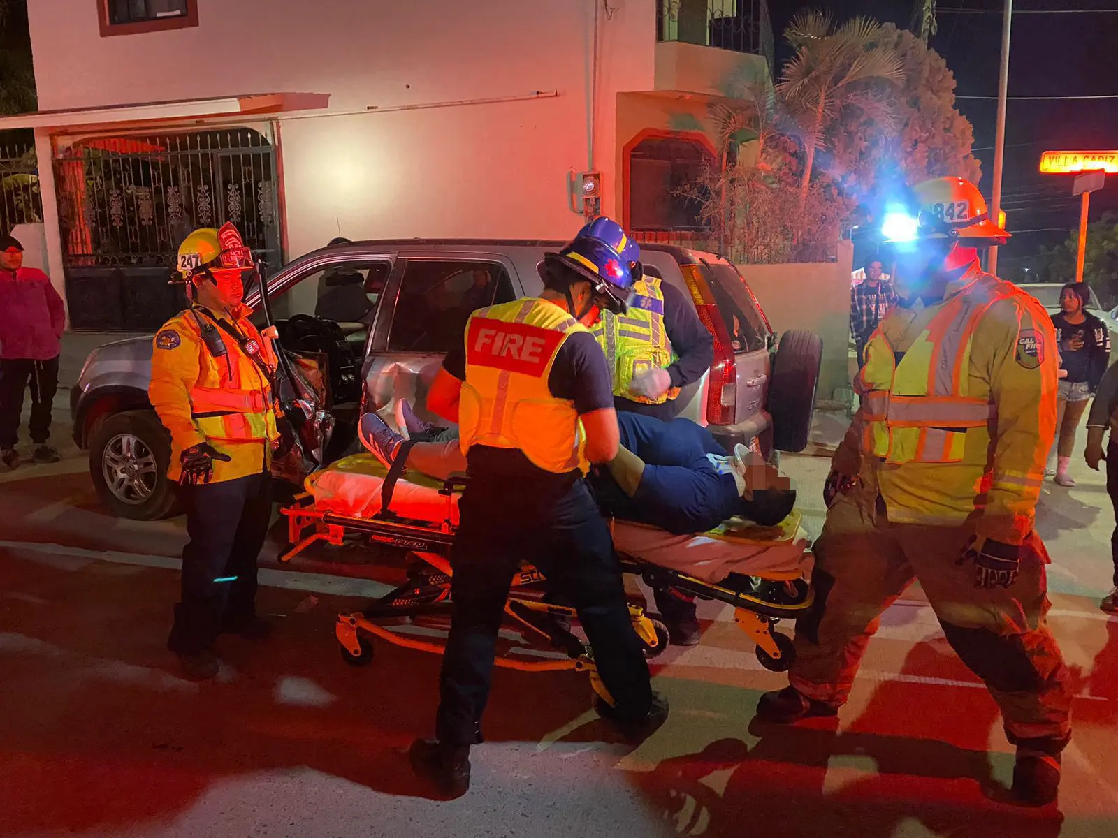 En la colonia Villas de Cortez un choque lateral dejó a una mujer atrapada dentro de su vehículo