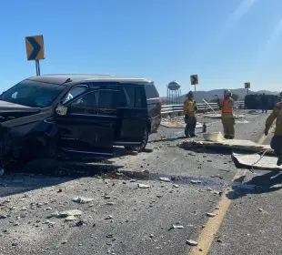 Accidente registrado en la carretera de cuota Aeropuerto San José del Cabo - Cabo San Lucas, dejando lesionados e intenso congestionamiento vial.