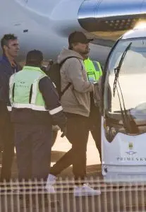 Su llegada generó críticas en la prensa internacional, que cuestionó su activismo ambiental debido al uso de un jet privado para trasladarse al destino turístico.