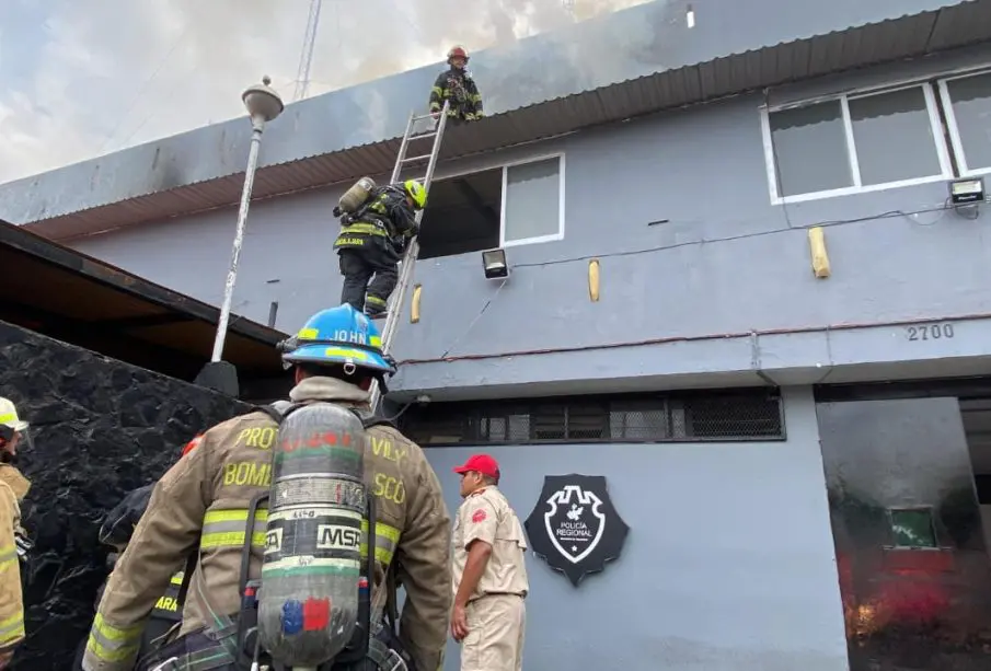Muere policía en incendio de base regional en Guadalajara (video)