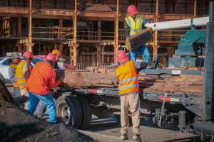 Se está realizando un inventario de los herrajes y maderas de la estructura para su traslado y resguardo en el almacén de la Dirección Municipal de Servicios Públicos.