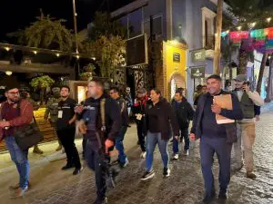 El operativo contó con el apoyo de Protección Civil, Seguridad Pública y la Dirección General de Ecología y Medio Ambiente, quienes realizaron inspecciones en nueve bares del centro de San José del Cabo
