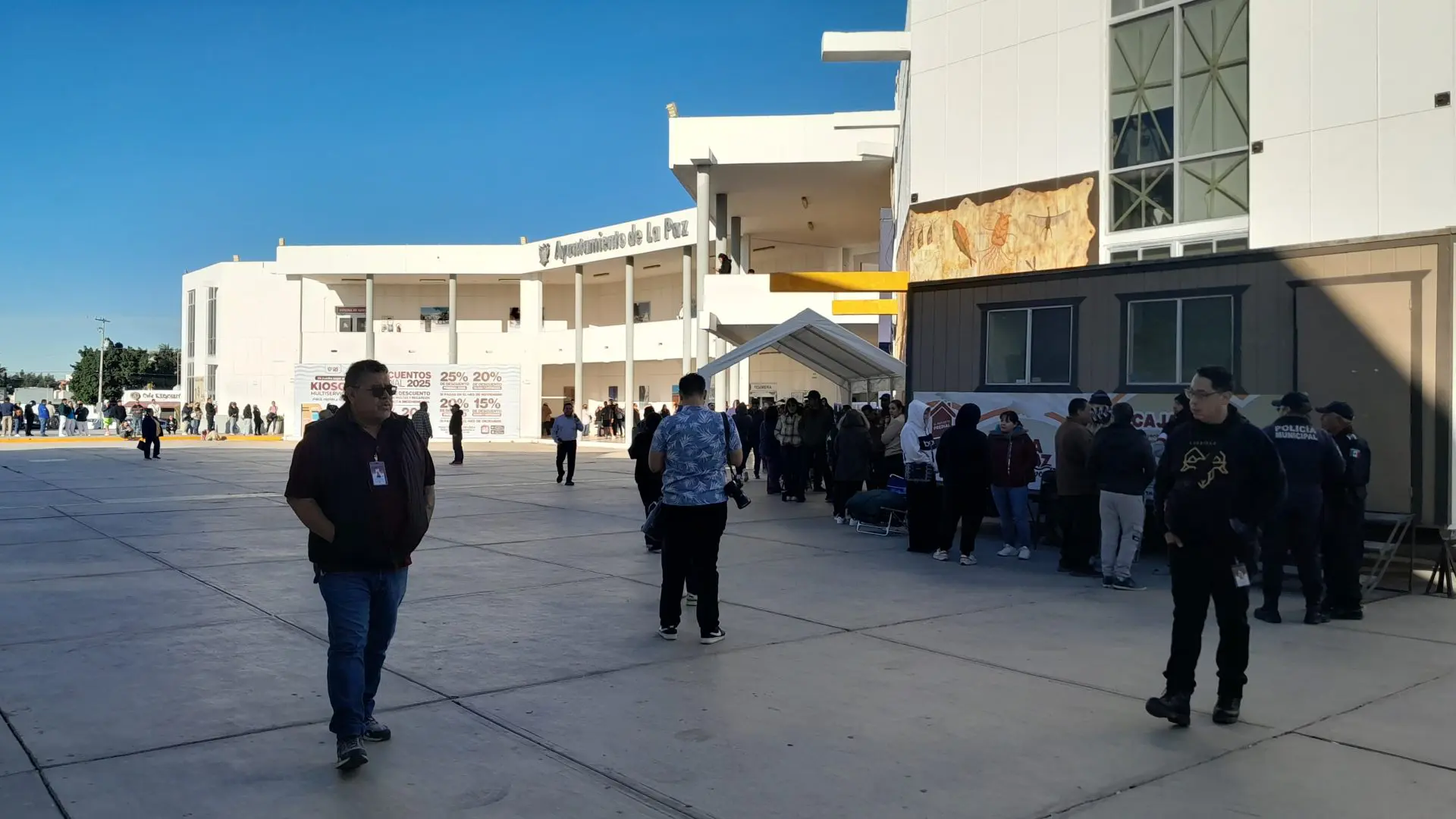 más de 100 ciudadanos comenzaron a formarse en la explanada del Ayuntamiento de La Paz