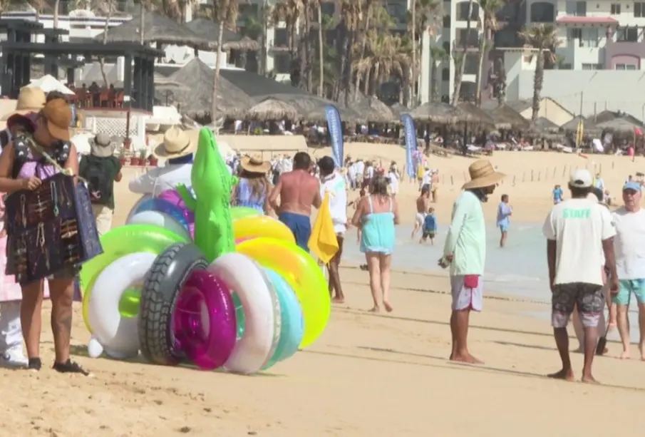 Tras la pelea entre vendedoras ambulantes en la playa El Médano en Cabo San Lucas, Inspección Fiscal advirtió que podrían aplicar multas y revocar permisos de comercio.