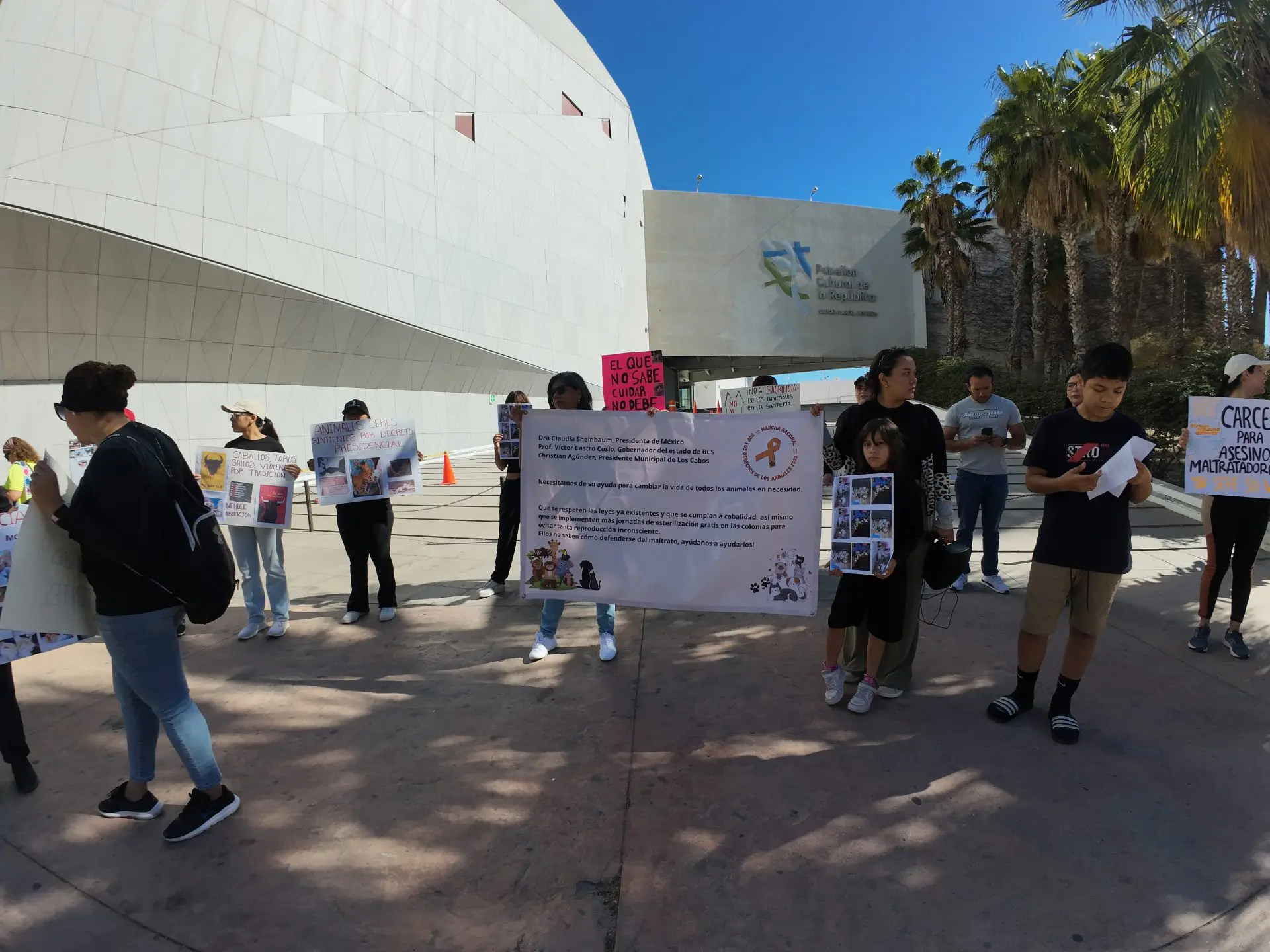 La manifestación pacífica partió del Pabellón Cultural de la República “Nabor Aguirre”, ubicado en la zona turística de Cabo San Lucas, con destino a las oficinas delegacionales, acompañada por la policía local.