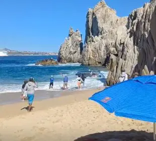 Panga de voltea en la playa del amor en Cabo San Lucas