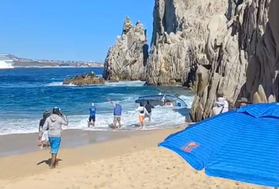 Panga de voltea en la playa del amor en Cabo San Lucas