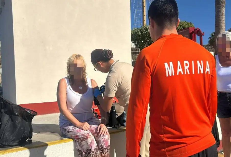 La Secretaría de Marina informó que los cinco turistas extranjeros rescatados tras la volcadura de una embarcación turística en Playa del Amor, Cabo San Lucas, se encuentran estables y sin lesiones.