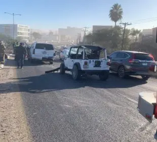Un choque con volcadura, un accidente múltiple y una colisión entre moto y auto dejaron tráfico pesado y movilización de cuerpos de emergencia en CSL.