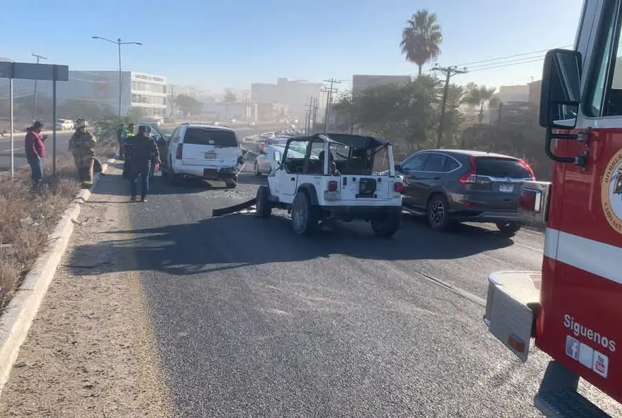 Un choque con volcadura, un accidente múltiple y una colisión entre moto y auto dejaron tráfico pesado y movilización de cuerpos de emergencia en CSL.