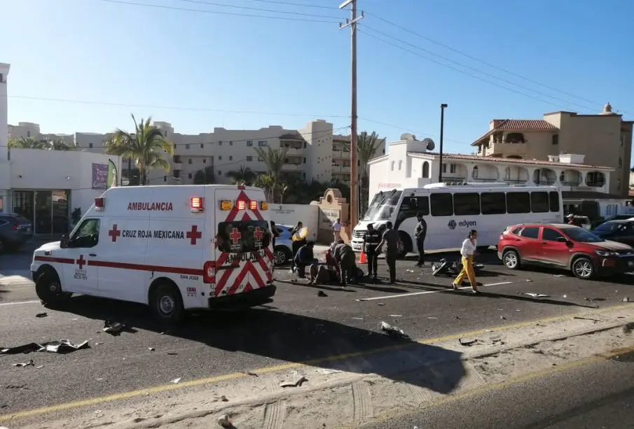 De acuerdo con primeras versiones, dos automóviles y una motocicleta se vieron involucradas en este incidente