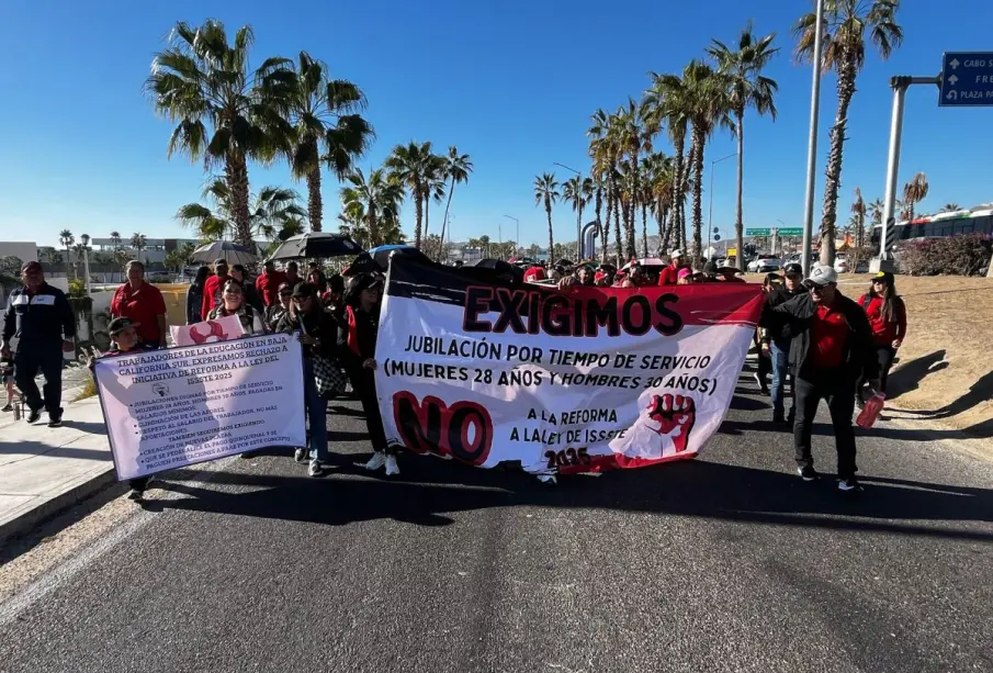 Maestros de Los Cabos se suma al Paro Nacional en contra de la Reforma del ISSSTE