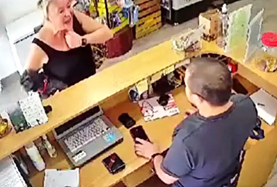 Alemana humilla a vallartense en Puerto Vallarta por no hablar inglés