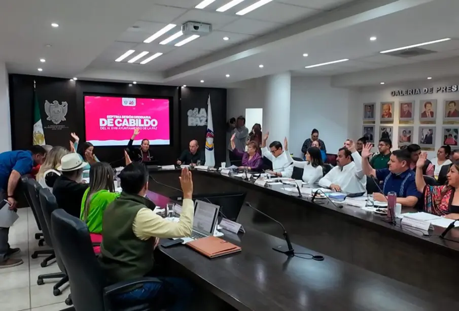 La alcaldesa de La Paz, Milena Quiroga, junto con regidoras y regidores del Ayuntamiento