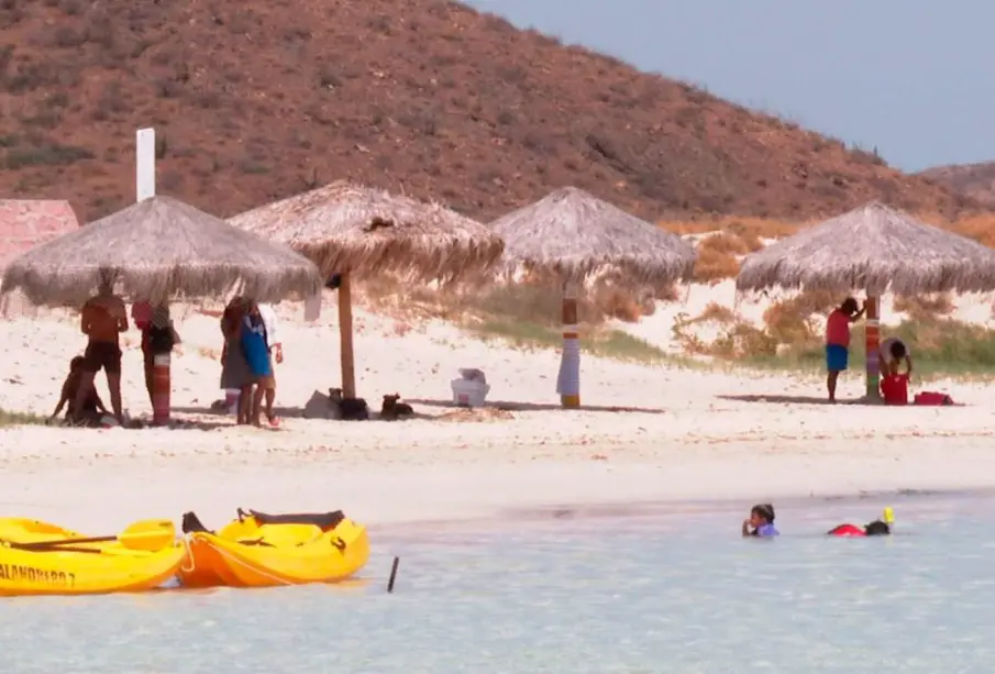 Visitantes en playa de La Paz
