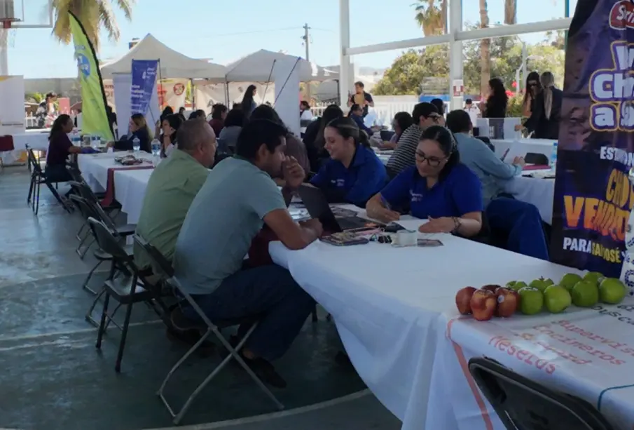 Autoridades y empresarios organizan ferias de empleo para facilitar la colocación laboral en sectores como turismo, comercio y seguridad pública.