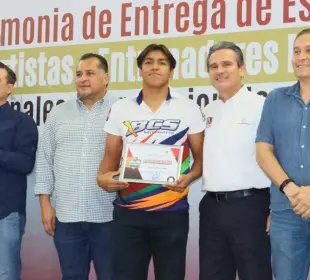 INSUDE entregando estímulos a medallistas