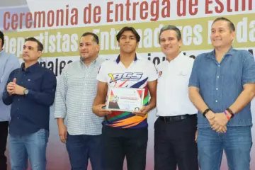 INSUDE entregando estímulos a medallistas