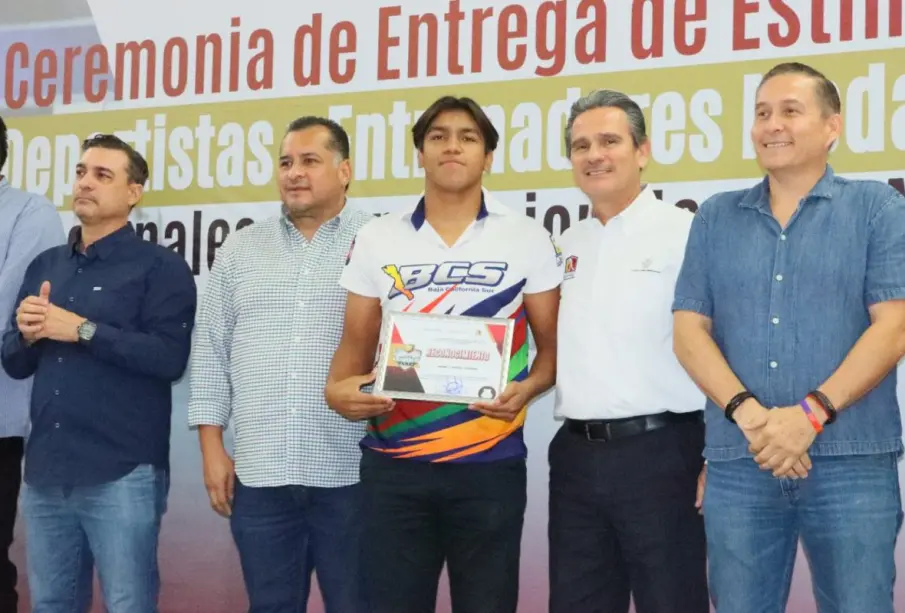 INSUDE entregando estímulos a medallistas
