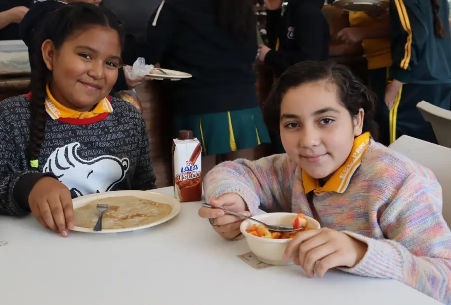 Niñas comiendo saludable