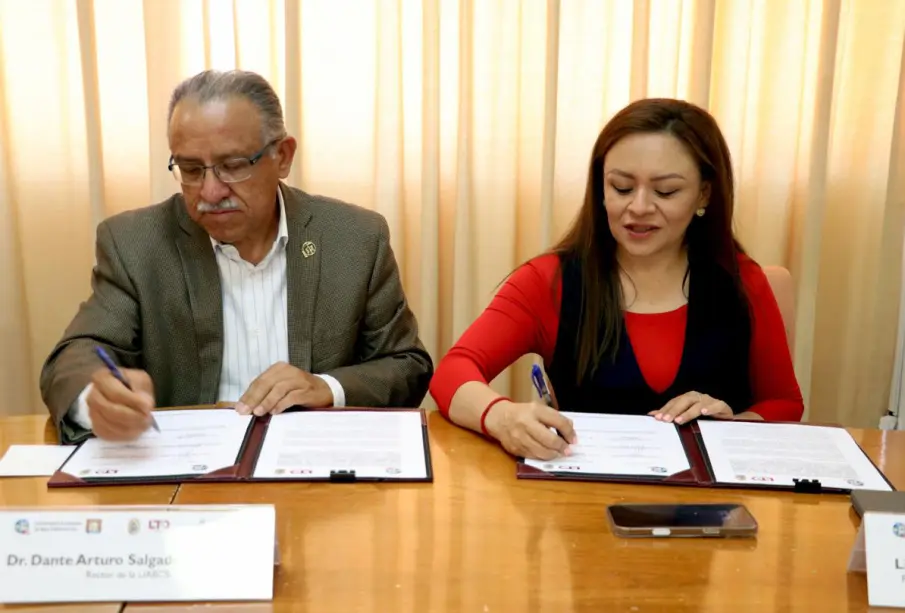UABCS y Ayuntamiento firmando convenio