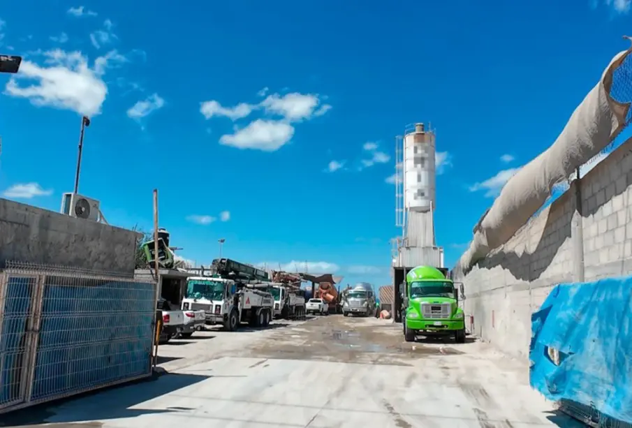 En el fraccionamiento Villa del Cortés, ubicado cerca del Parque Industrial al sur de La Paz, los habitantes enfrentan una grave situación debido a la contaminación generada por una cementera cercana.