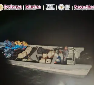 Autoridades federales aseguraron una embarcación con 4.5 toneladas de cocaína a 56 millas náuticas de Cabo San Lucas.