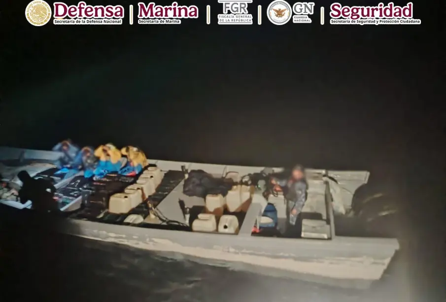 Autoridades federales aseguraron una embarcación con 4.5 toneladas de cocaína a 56 millas náuticas de Cabo San Lucas.