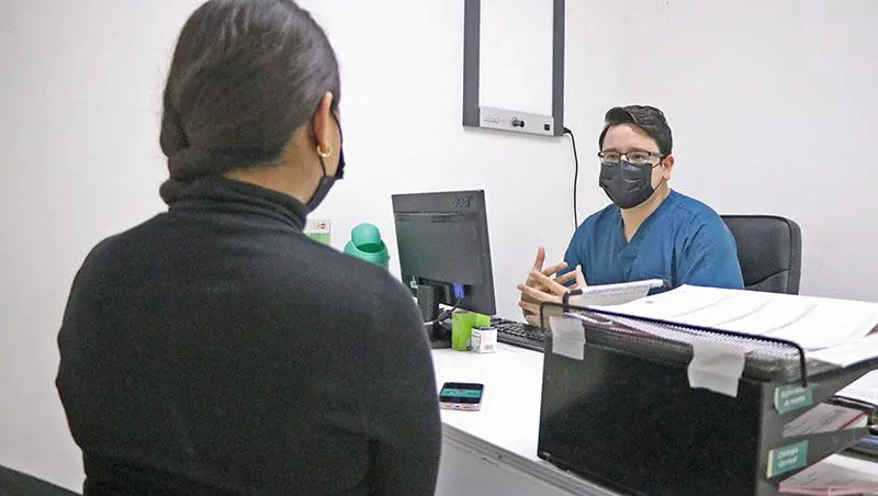 Mujer asesorándose sobre las pruebas de vph