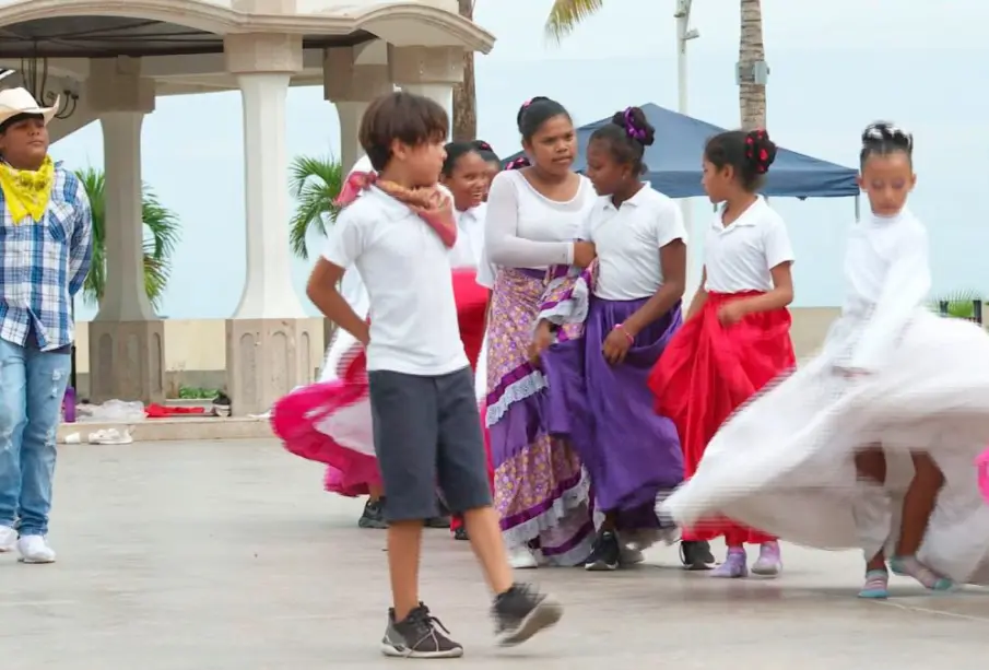Danza folcrórica del Grupo Antorchista en La Paz